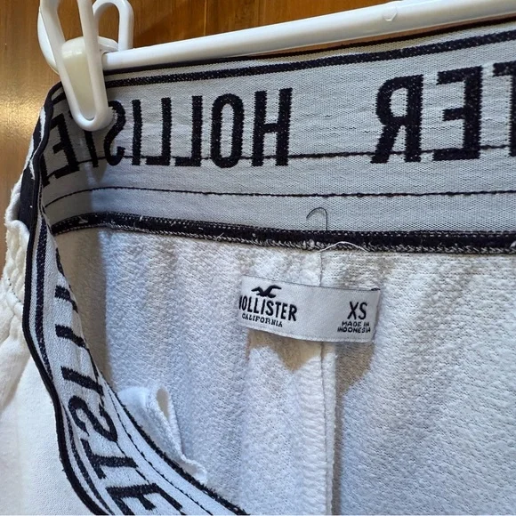 Hollister White Joggers with Elastic Waistband and Relaxed Fit - Picture 8 of 8